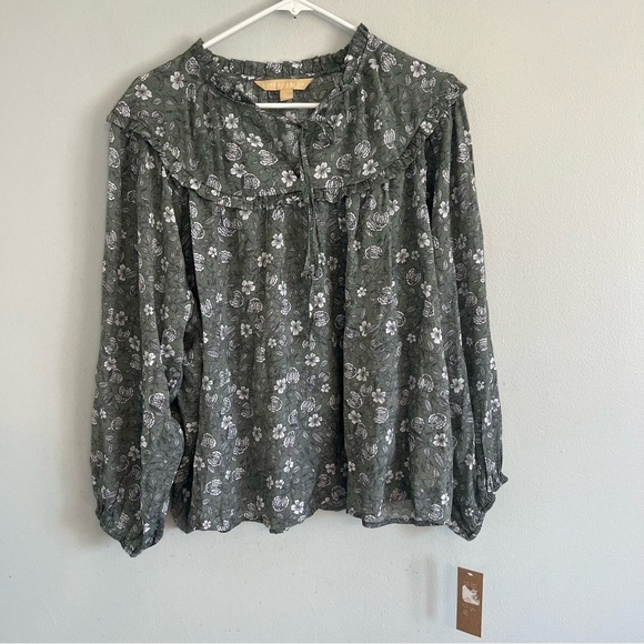 hope & harkow Tops - NWT Hope & Harlow Ruffle Neck Cuff Sleeve Gray Green Floral Blouse Sz XL Cottage